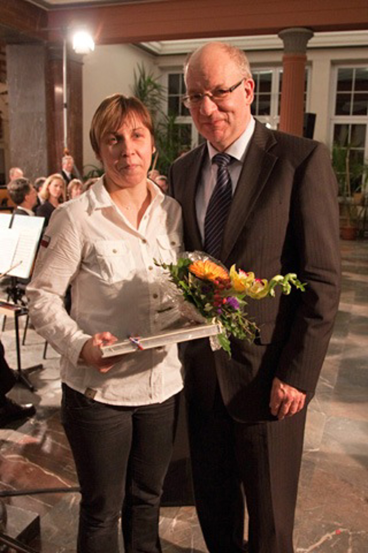 Franka Götzke (SG FIKO Rostock e.V.) mit Roland Methling