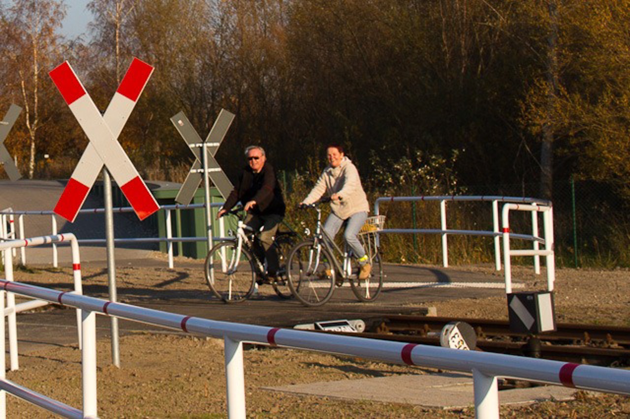 Christel und Wolfgang Reuter aus Reutershagen überqueren den neuen Bahnübergang mit dem Fahrrad