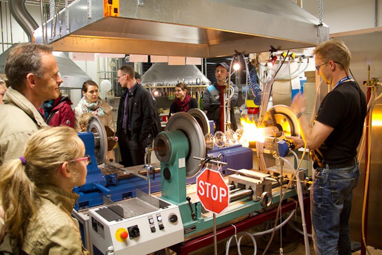 Roland Weihs in der Glasbläserwerkstatt