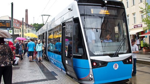 Nachdem die geladenen Gäste der Jungfernfahrt ausgestiegen waren, ging die neue Straßenbahn heute Mittag auf dem Doberaner Platz in den Linienbetrieb.