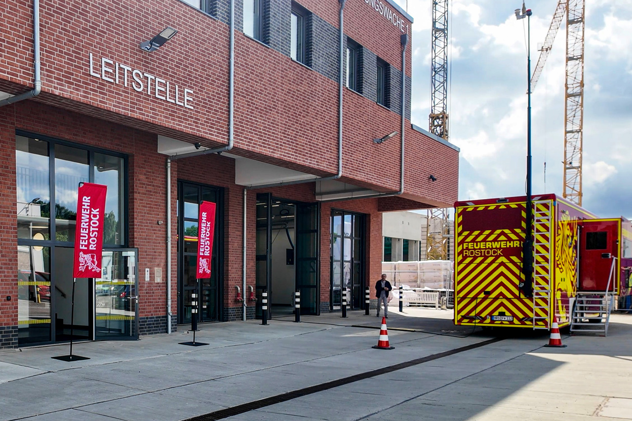 Neue Leitstelle der Feuerwehr Rostock eingeweiht, rechts der Einsatzleitwagen 2
