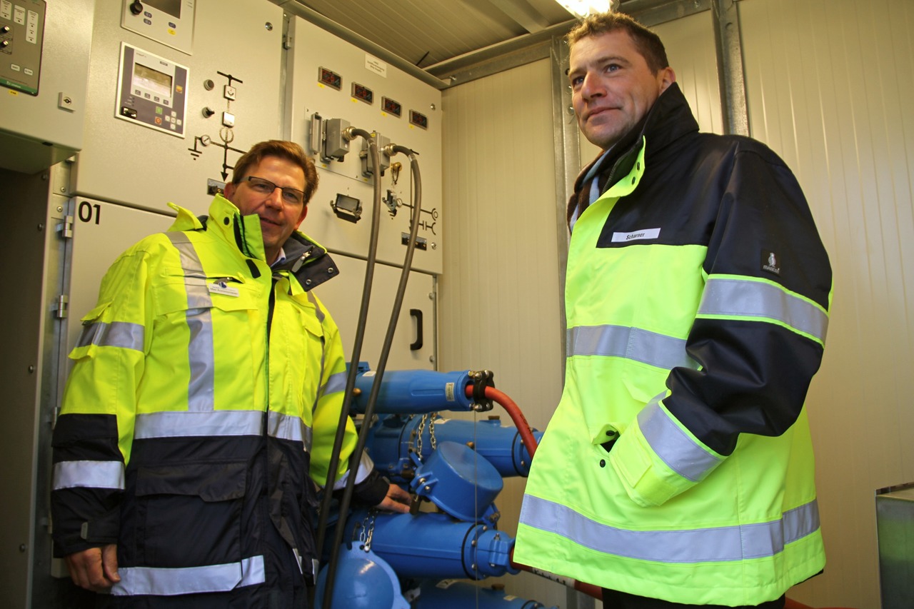 Deutlich größer als bei der Haussteckdose: über vier solcher Kabel/Stecker wird ein Kreuzfahrtschiff mit Landstrom versorgt - Max Kommorowski (LNG Hybrid) und Hero-Chef Jens A. Scharner (rechts)