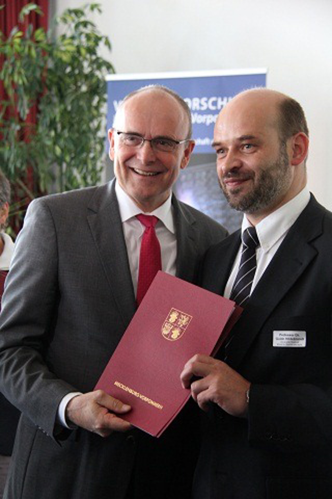 Erwin Sellering ehrt Guido Hildebrandt, Professor der Universität Rostock