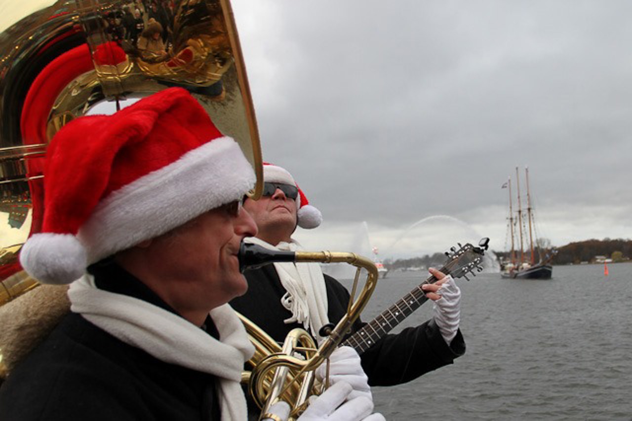 Weihnachtslieder am Stadthafen von den Marching Saints.