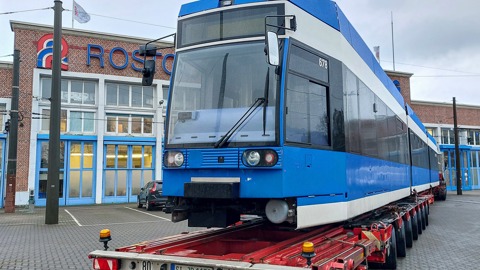 Erste sanierte 6N1-Straßenbahn zurück in Rostock (Foto: RSAG)