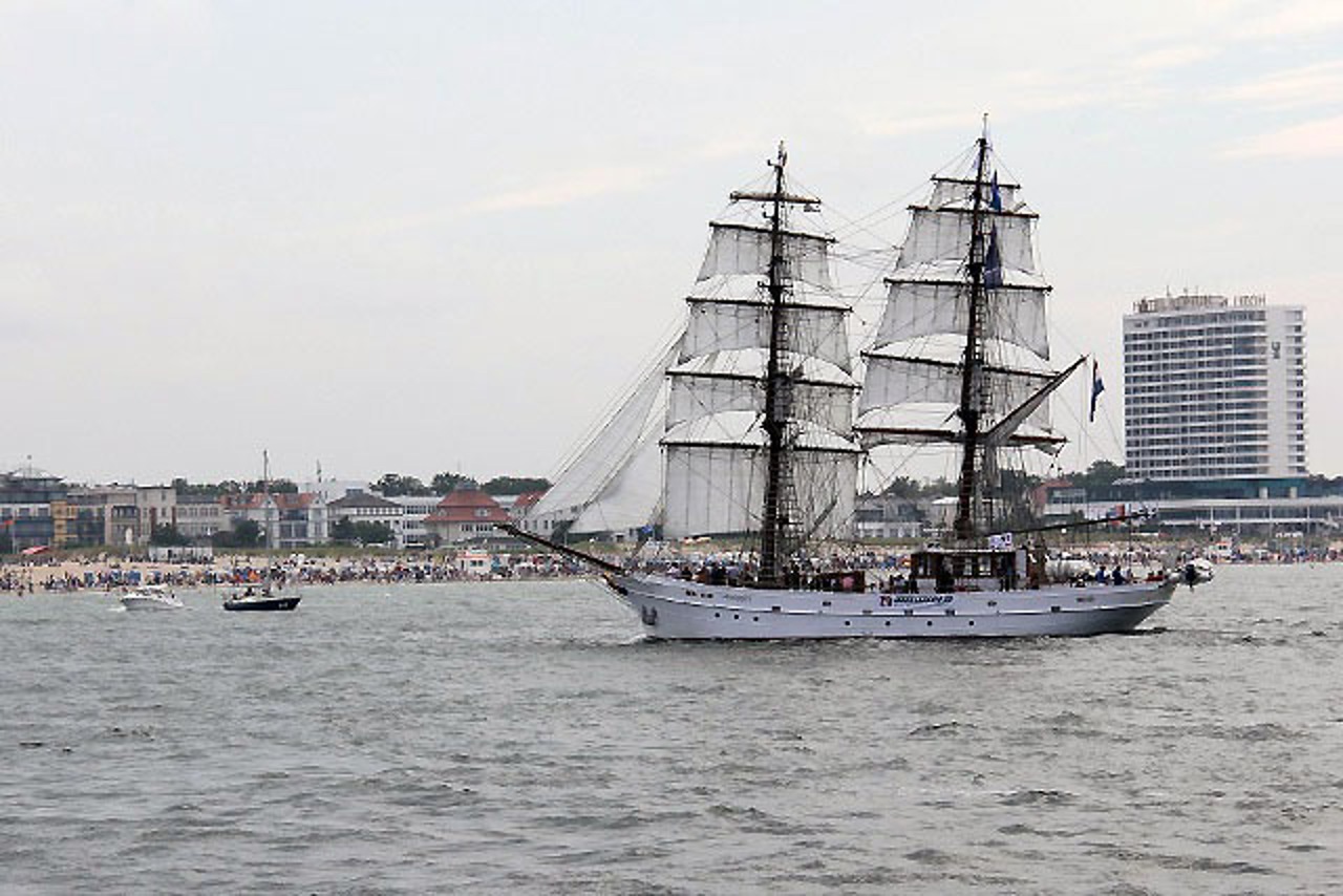 Hanse Sail Rostock - Segeln vor der Kulisse des Ostseebades Warnemünde