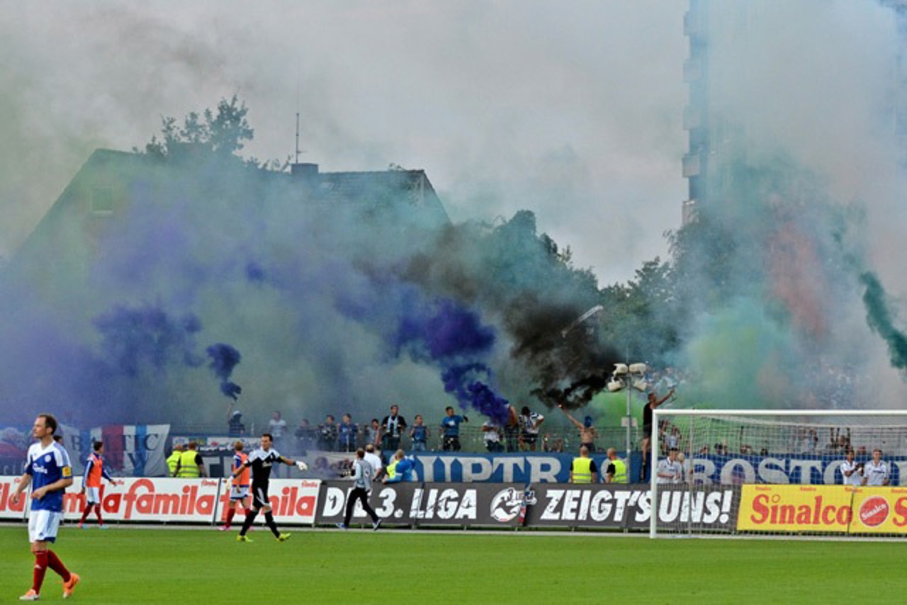 Holstein Kiel - Hansa Rostock: Frustbewältigung mit Pyrotechnik im Gäste-Fanblock