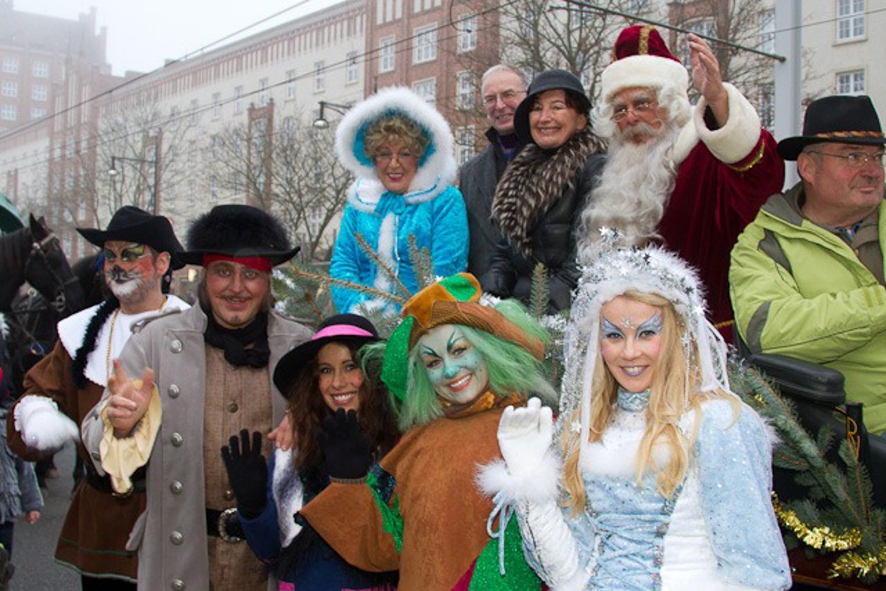 Der Rostocker Weihnachtsmann und sein Gefolge