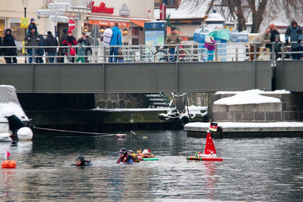 Schaulustige beim Weihnachtstauchen auf der Bahnhofsbrücke in Warnemünde