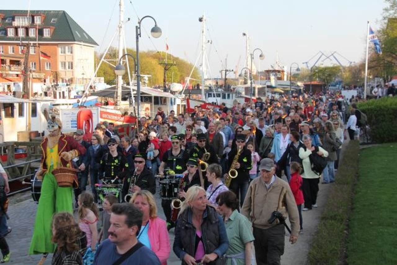 Fackelumzug am Alten Strom in Warnemünde, Ostern 2011
