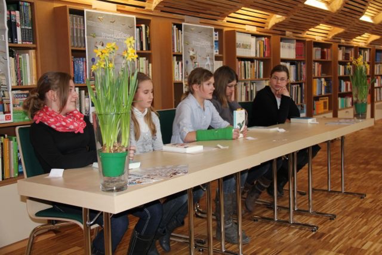 Shirley, Lina, Henriette, Lea und Elisabeth beim Stadtentscheid des Vorlesewettbewerbs
