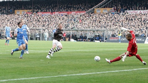 Zwei Mal konnte Marius Ebbers (St. Pauli) Hansa-Keeper Jörg Hahnel überwinden