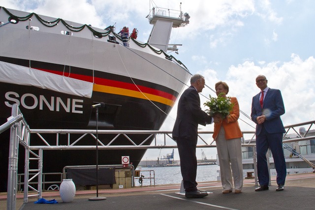 Angela Merkel tauft Forschungsschiff „Sonne“ in Warnemünde