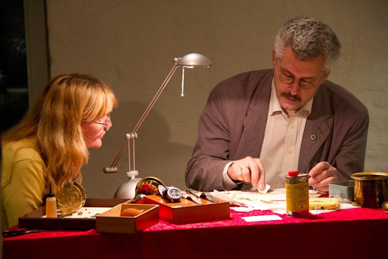 Uhrmachermeister Helmut Langner aus Schwaan lässt sich bei der Reparatur historischer Zeitmesser im Kulturhistorischen Museum über die Schultern schauen