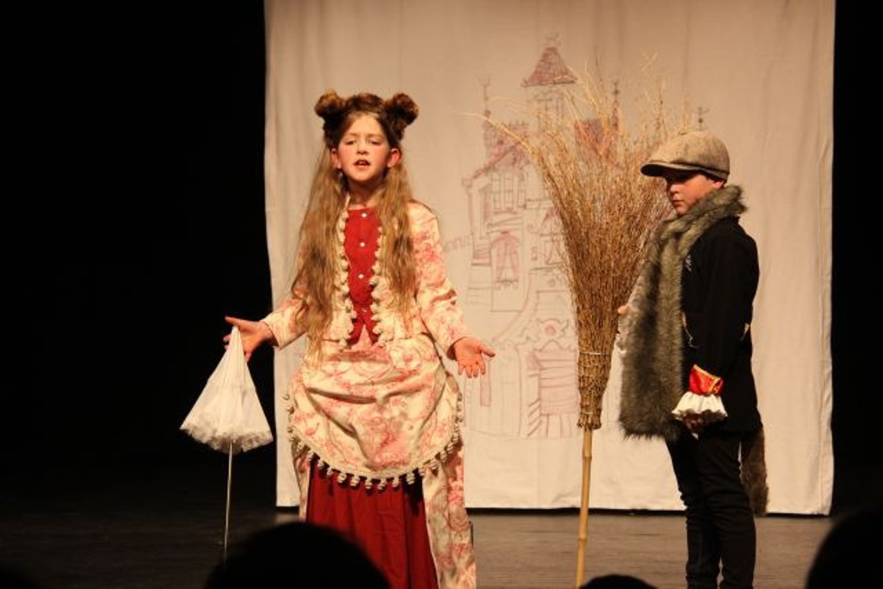 Schüler spielen "Das Katzenhaus" von Samuil Marschak