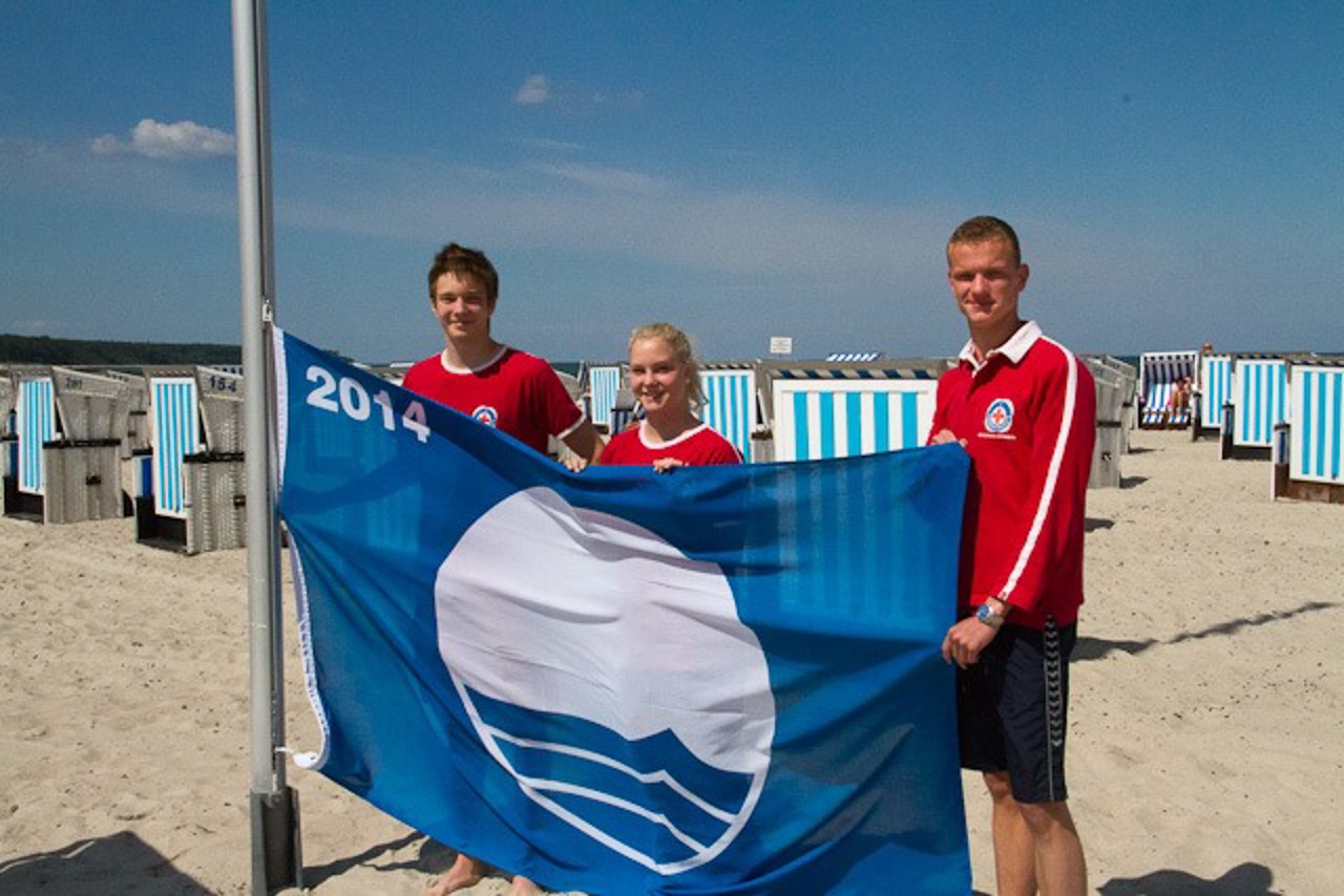 Für Sauberkeit und Sicherheit am Strand von Warnemünde gibt es auch 2014 wieder die Blaue Flagge.