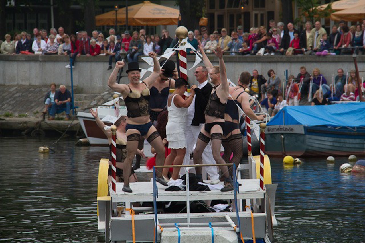 Poppbären-Show beim Warnemünder Waschzuberrennen 2012