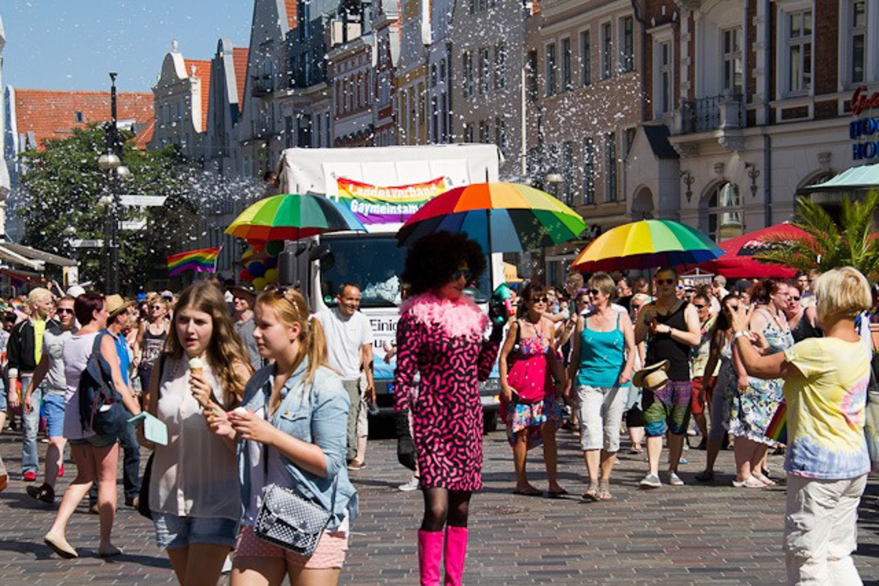 Die Dragqueens und andere nicht-alltägliche Anblicke machen für viele Schaulustige den Reiz der CSD-Parade aus und sind beliebtes Fotomotiv ...