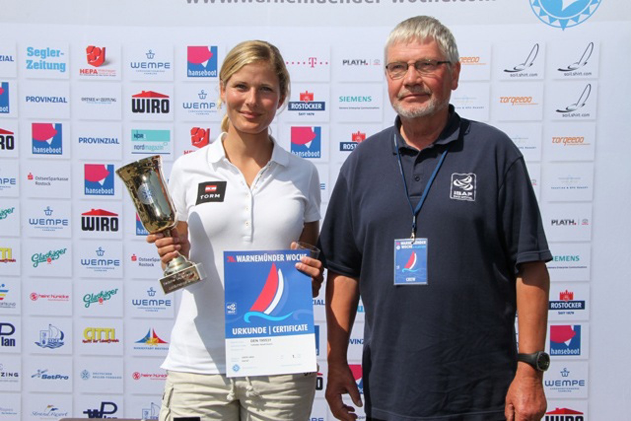 Gesamtsiegerin der Laser Radial Sarah Gunni Toftedal (DEN) bekam von Jury-Obmann Gode Sevecke den Sonder-Pokal des DSV