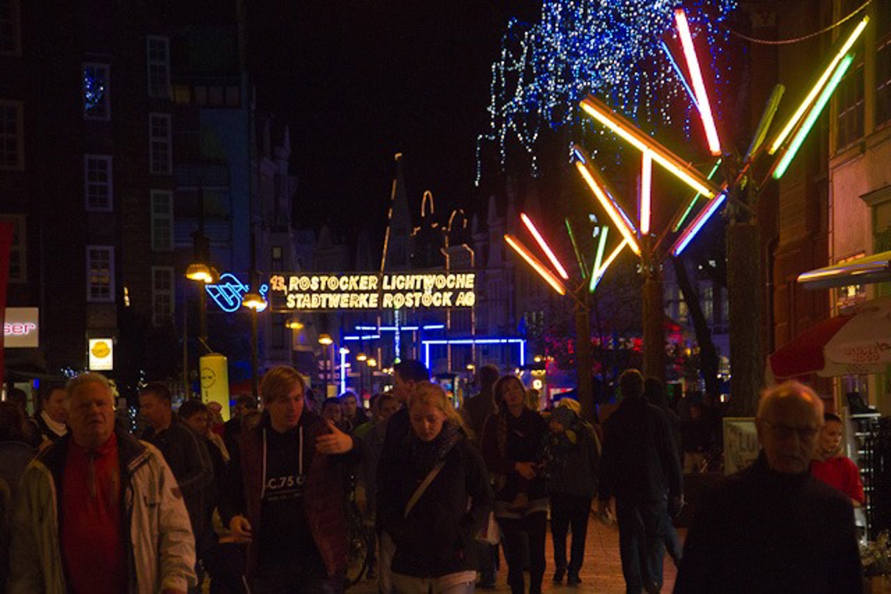 Die Lichtinstallationen der Stadtwerke bringen bunte Helligkeit in die dunkle Jahreszeit, eine Woche lang.