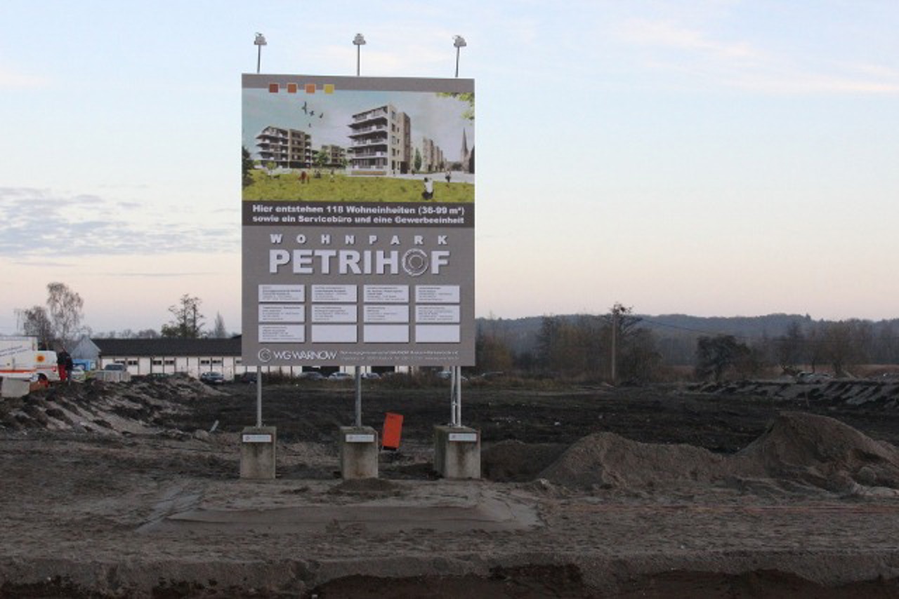 Bisher sieht man noch nicht viel: Nur ein Schild zeugt im Petriviertel von dem Bauprojekt