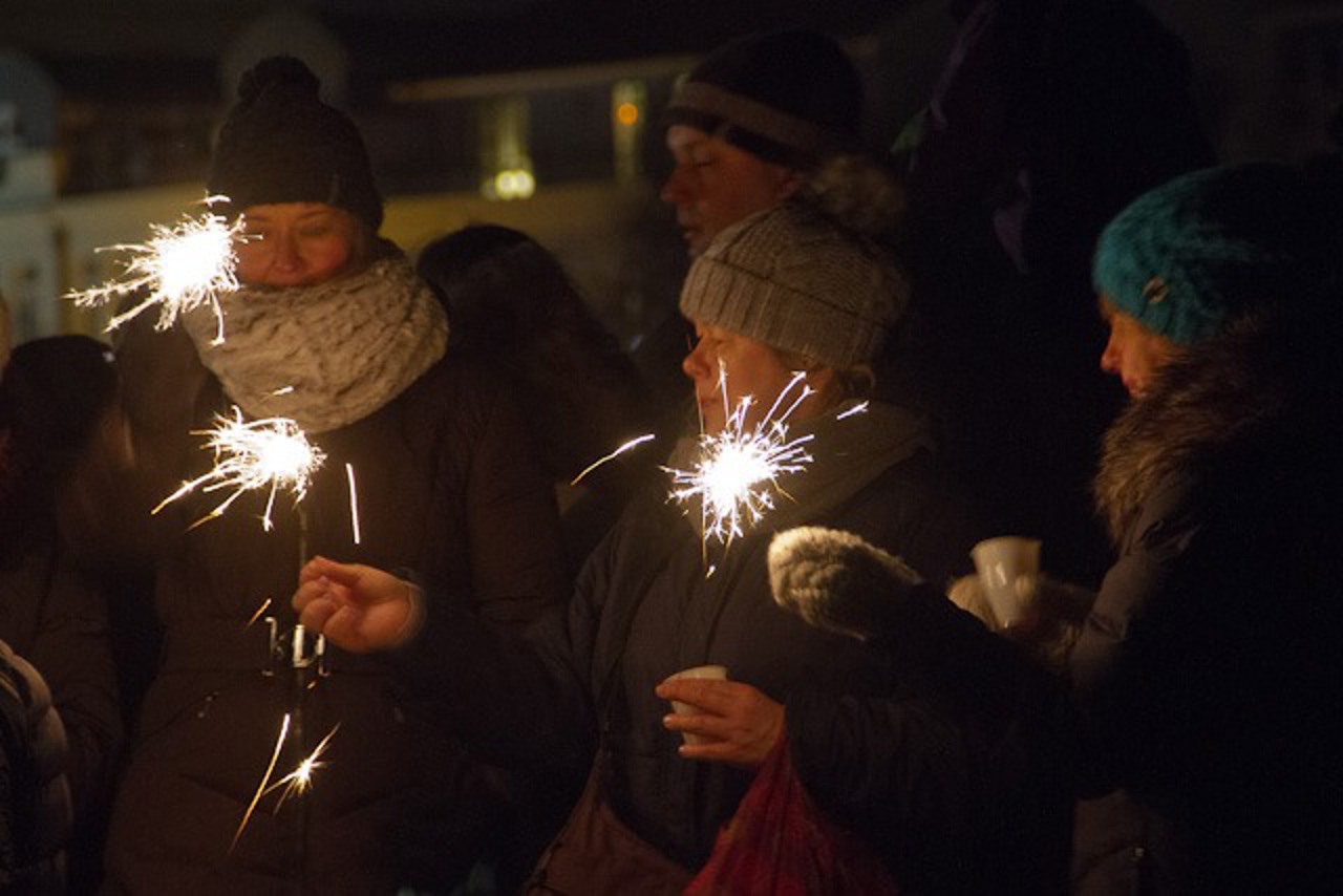 Stimmungsvolle Atmosphäre unter den Besuchern vom Warnemünder Turmleuchten