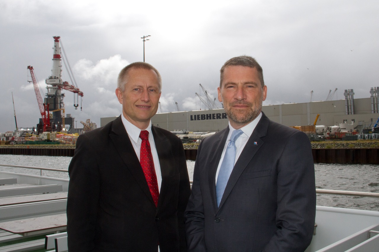 Dr. Gernot Tesch (links) und Jens Aurel Scharner, Geschäftsführer von Rostock Port (Foto: Archiv)