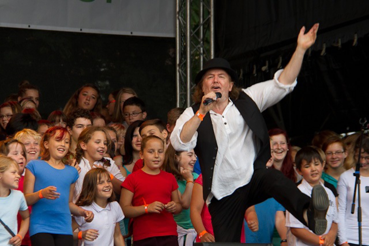 Gerhard Schöne mit Kinderchor auf der Gedenkveranstaltung in Lichtenhagen
