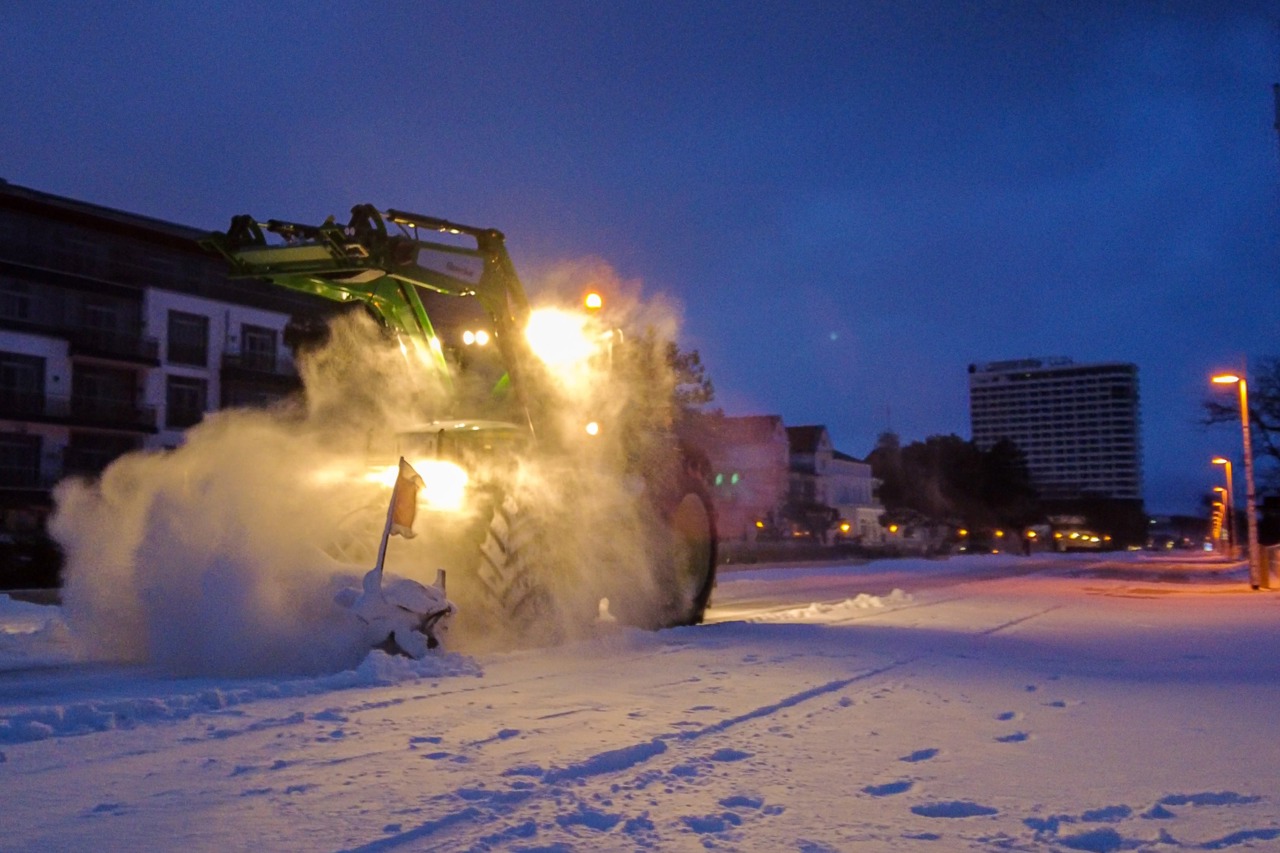 Für ein paar Zentimter Neuschnee hat es in Warnemünde gereicht - die Promenade wird geräumt