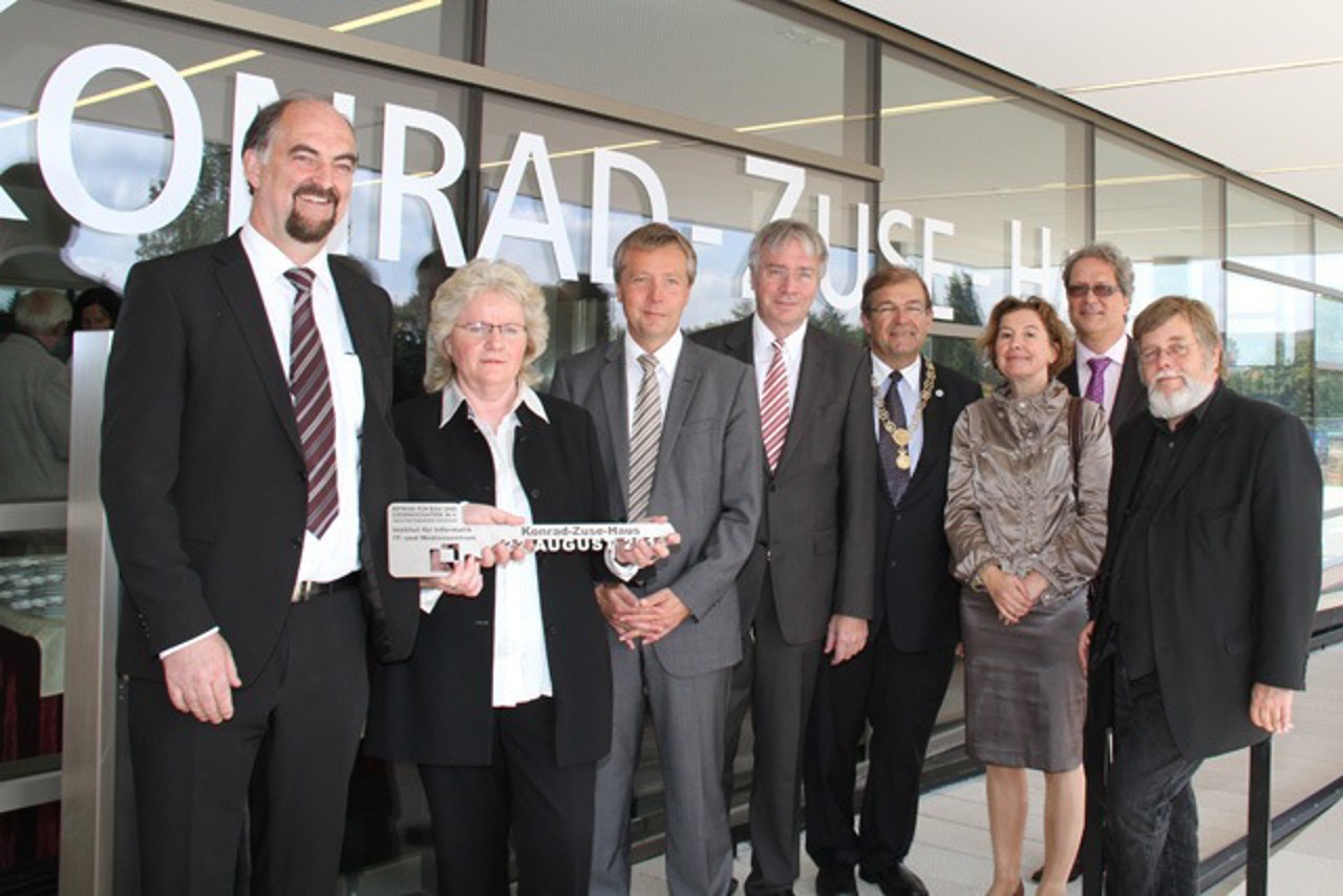 Horst Zuse (4.v.l.), der älteste Sohn Konrad Zuses, bei der Einweihung des Konrad-Zuse-Hauses an der Uni Rostock