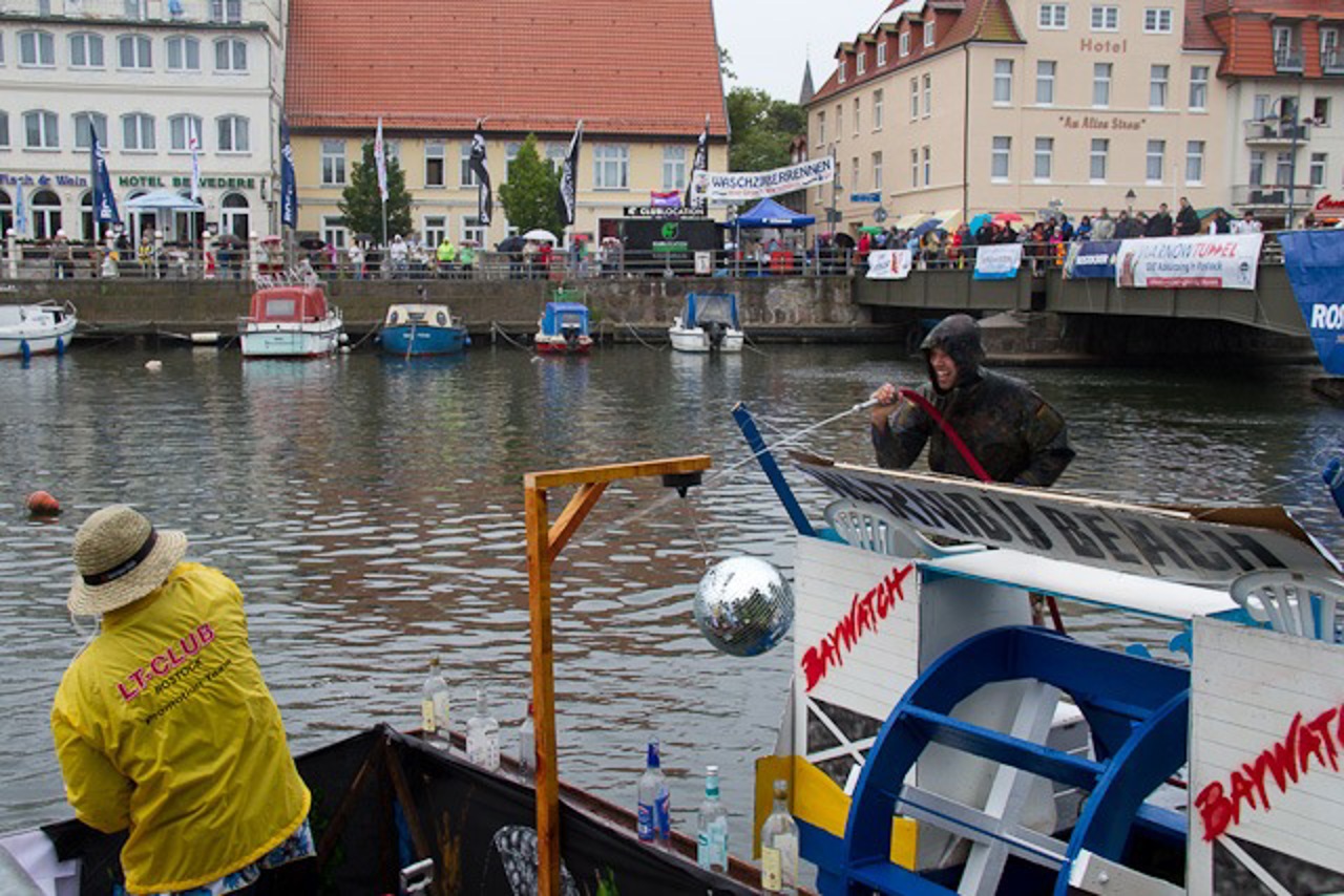 Wasserspaß beim Waschzuberrennen 2011 in Warnemünde