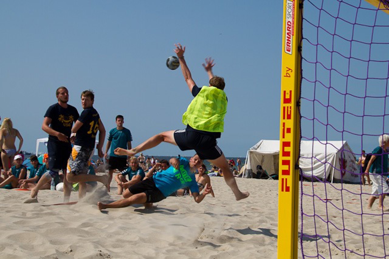 Beachhandball am Strand von Warnemünde