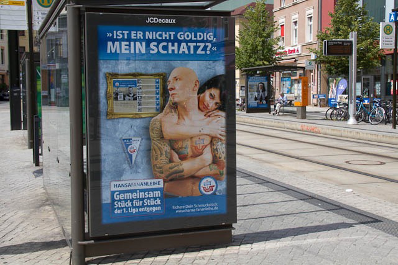 Mit großen Plakaten wirbt der FC Hansa für seine Fananleihe