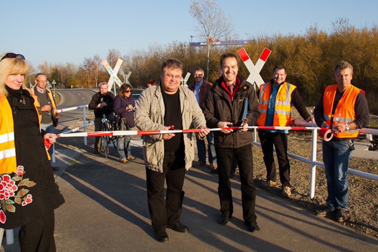 Rostocks Bau- und Umweltsenator Holger Matthäus übergibt  neuen Radweg an der Werftallee