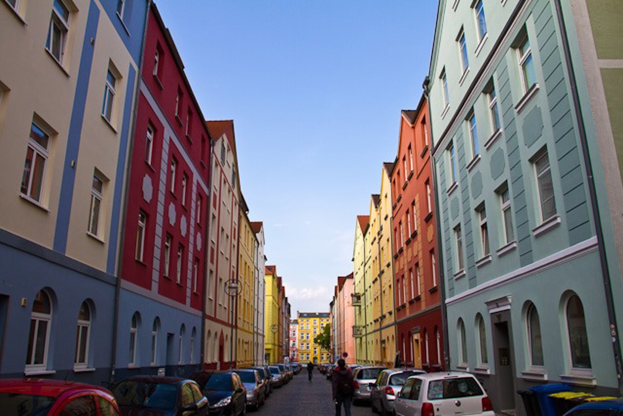 Die Gellertstraße in der KTV erstrahlt farbenfroh. Wer auf dem KTV-Fest zwischen Waldemar Hof und Margaretenplatz schlendert, wird daran vorbeikommen.