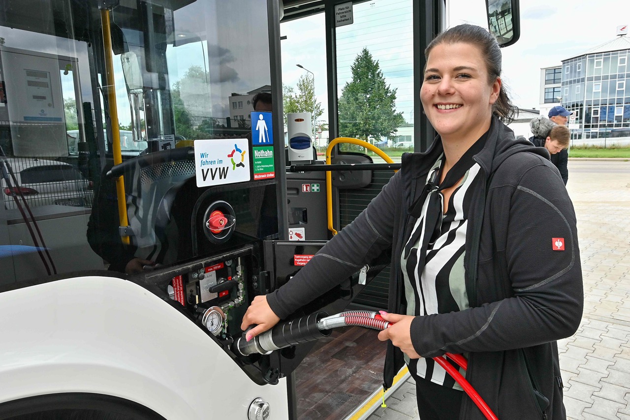 Susann Klier (RSAG-Technologin Fahrzeugservice Bus) zeigt, wie die Betankung der neuen Biomethan-Busse funktioniert. (Foto: Joachim Kloock)