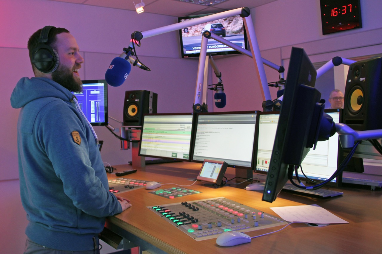 Sebastian ‚Basti‘ Retzlaff moderiert aus dem neuen Antenne MV Studio in Rostock