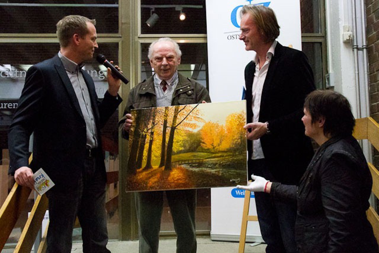 Andreas Ebel von der OZ, Publikumspreisgewinner Hans Werner Alshuth. Kunsthallenchef Dr. Jörg-Uwe Neumann und Kuratorin Heike Heilmann