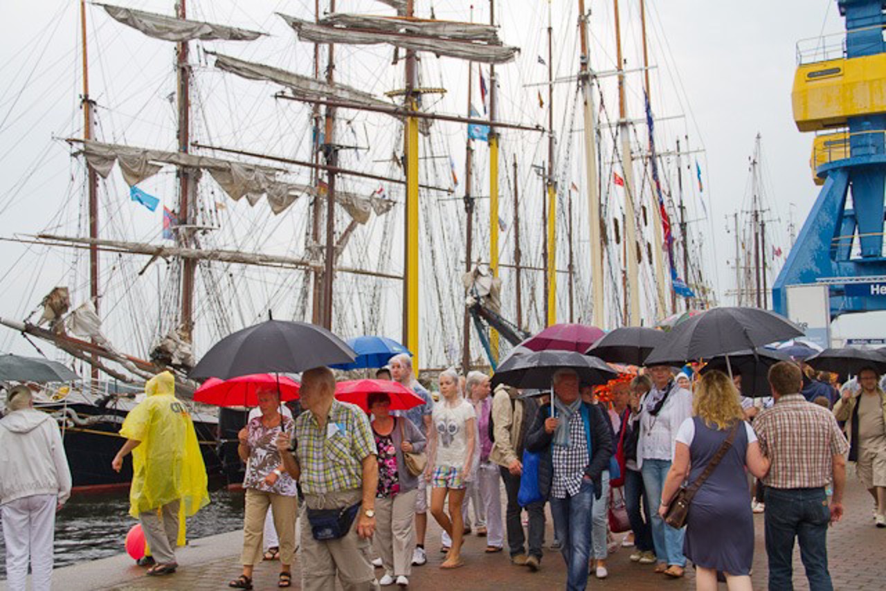 Trotz reichlich Wasser von oben locken die Schiffe und Jahrmarktattraktionen zahlreiche Besucher zur Hanse Sail in den Stadthafen.