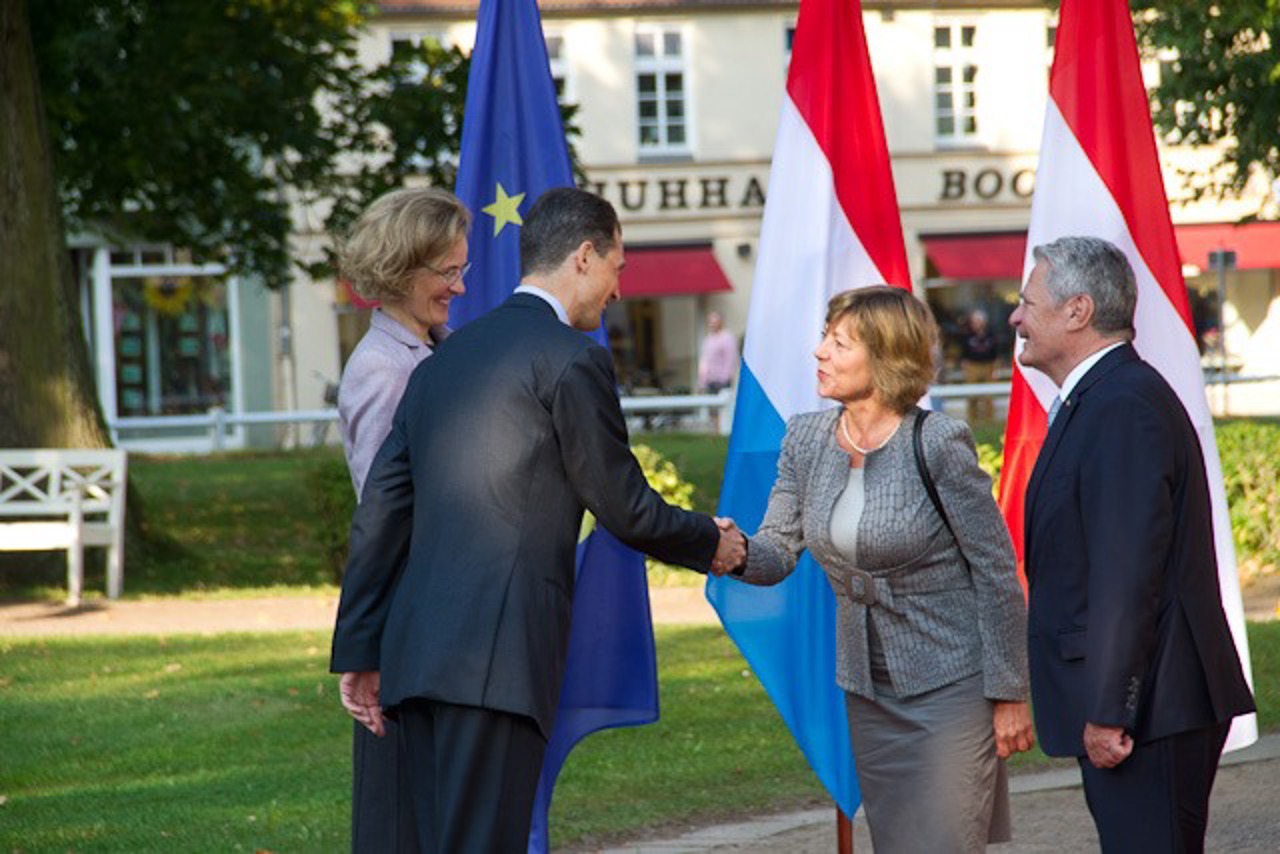 Mit "Welcome" begrüßt Joachim Gauck seinen ersten Gast: das Staatsoberhaupt von Liechtenstein. Dabei wird auf dem Treffen deutsch gesprochen.