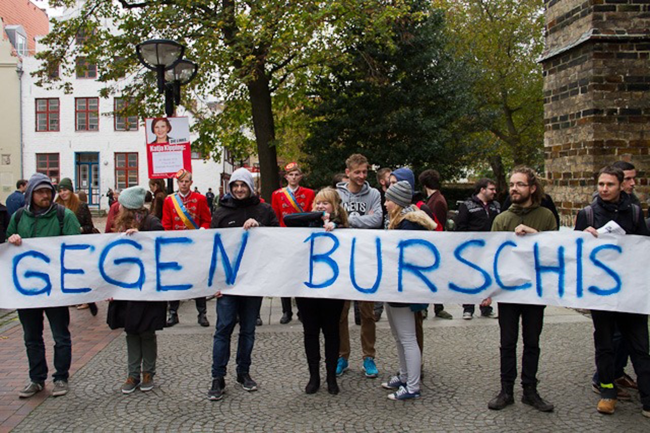 Die Studentenvertretung hatte zum Protest gegen das Spalierstehen der Burschenschaften vor dem Marienkirchenportal aufgerufen.