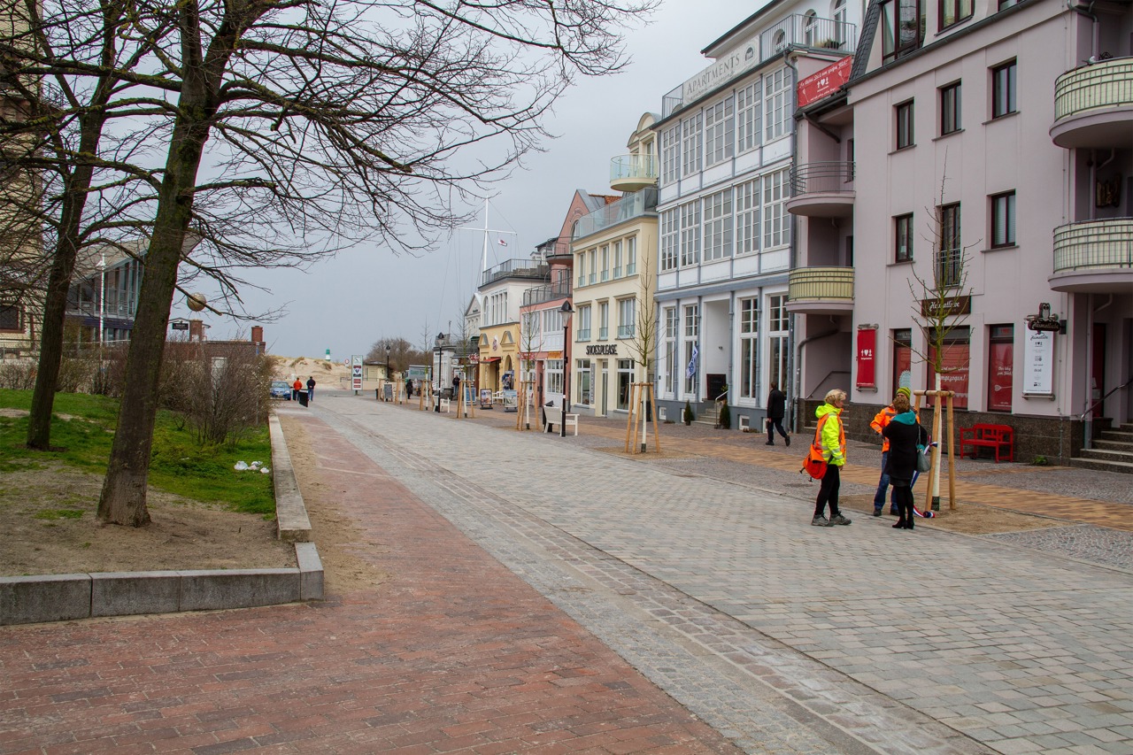 Bäume, Bänke und viel Platz für Fußgänger in der neu gestalteten Straße „Am Leuchtturm“ in Warnemünde
