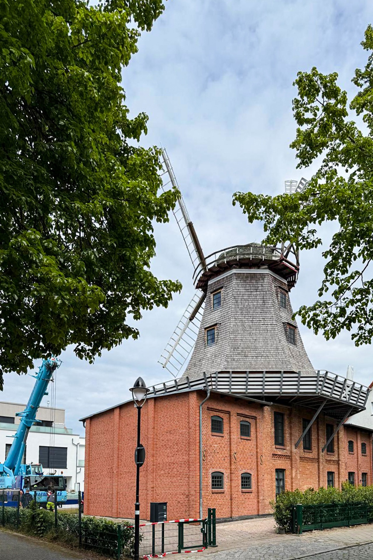 Nach dem Abbruch eines Flügels an der historischen Windmühle in Warnemünde wurde am Nachmittag mit schwerer Krantechnik der gegenüberliegende Flügel entfernt.