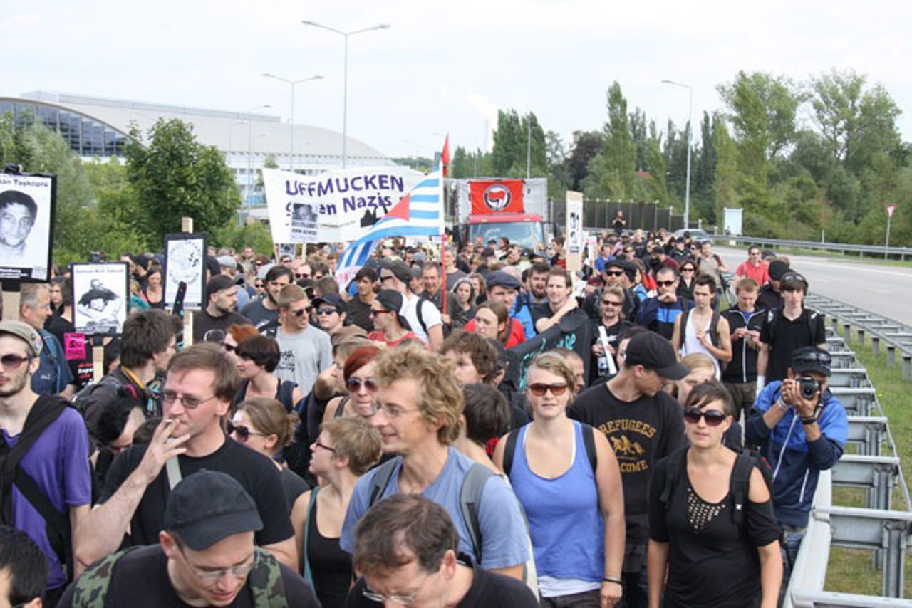 Gedenken an Lichtenhagen - Demonstrationszug von Lütten Klein zum Sonnenblumenhaus