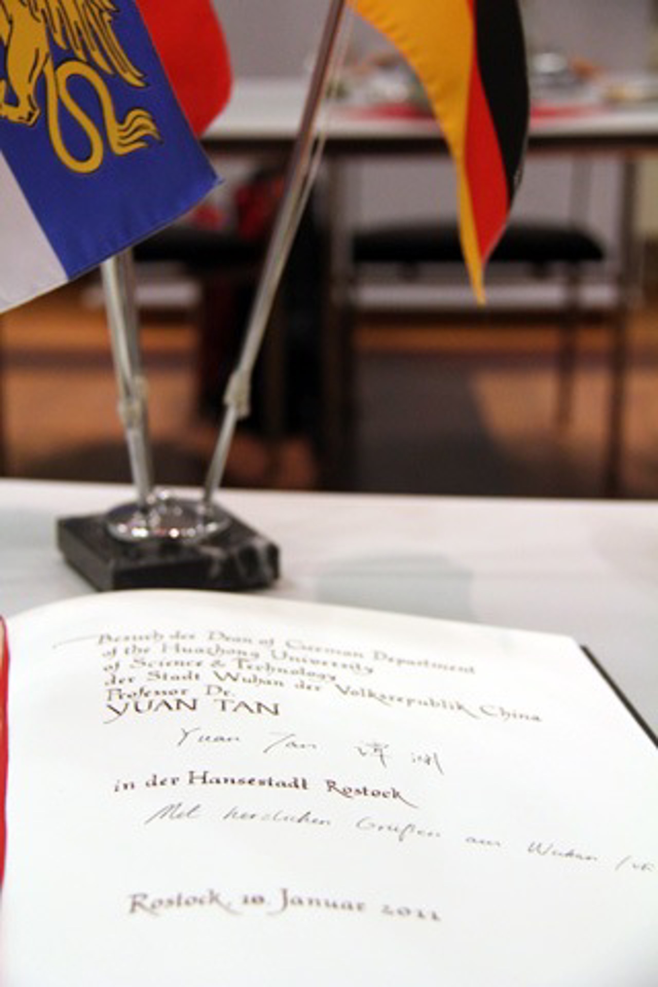 Prof. Yuan Tan - Eintrag im Gästebuch der Hansestadt Rostock