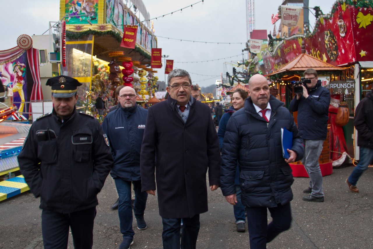 Innenminister Lorenz Caffier auf einem Rundgang über den Rostocker Weihnachtsmarkt