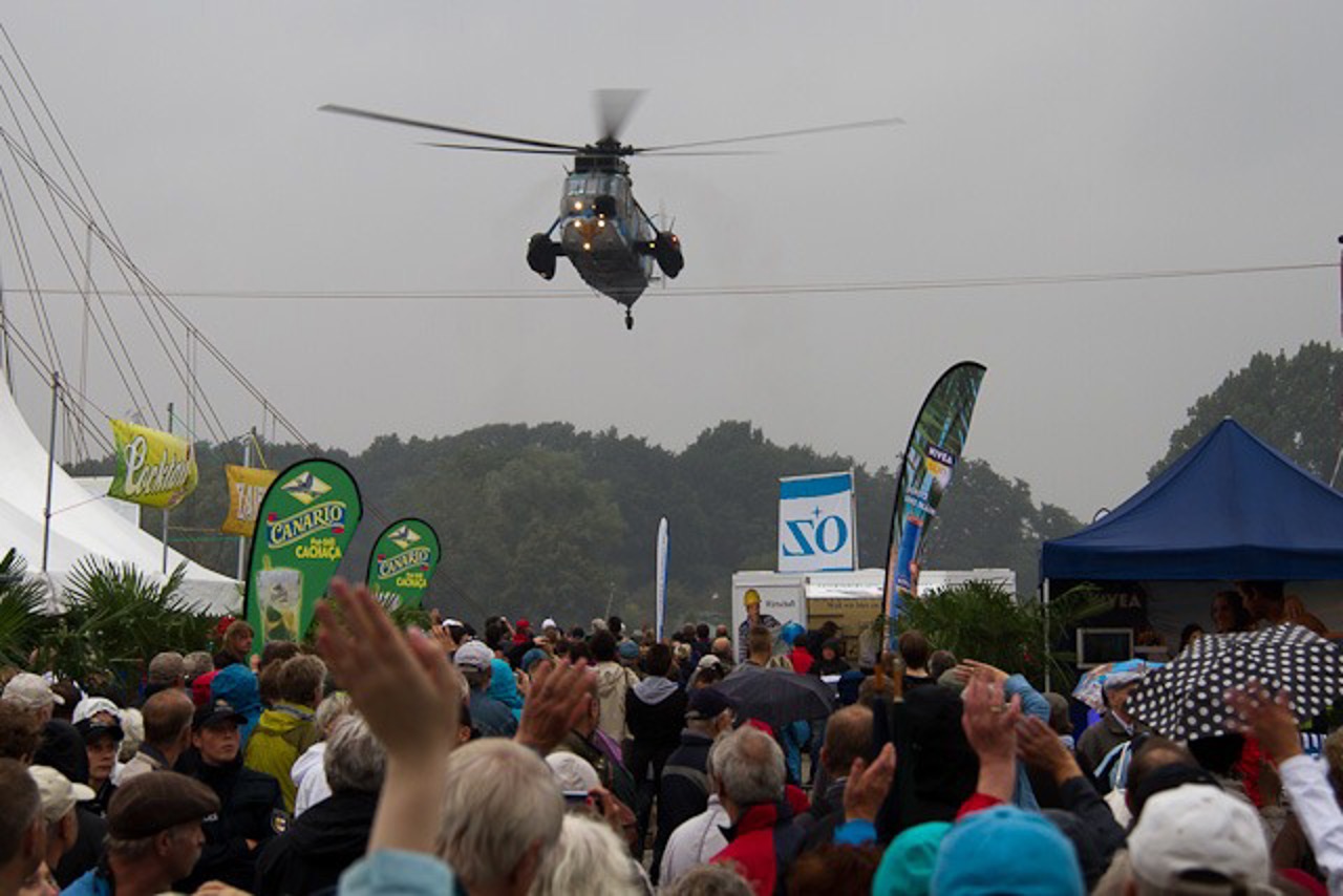 Kampfschwimmer der Marine im Hubschrauber auf der Hanse Sail