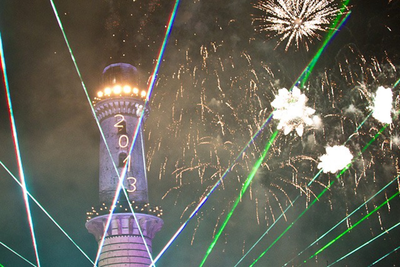 Zur Begrüßung des Neuen Jahres steht der Leuchtturm in Flammen