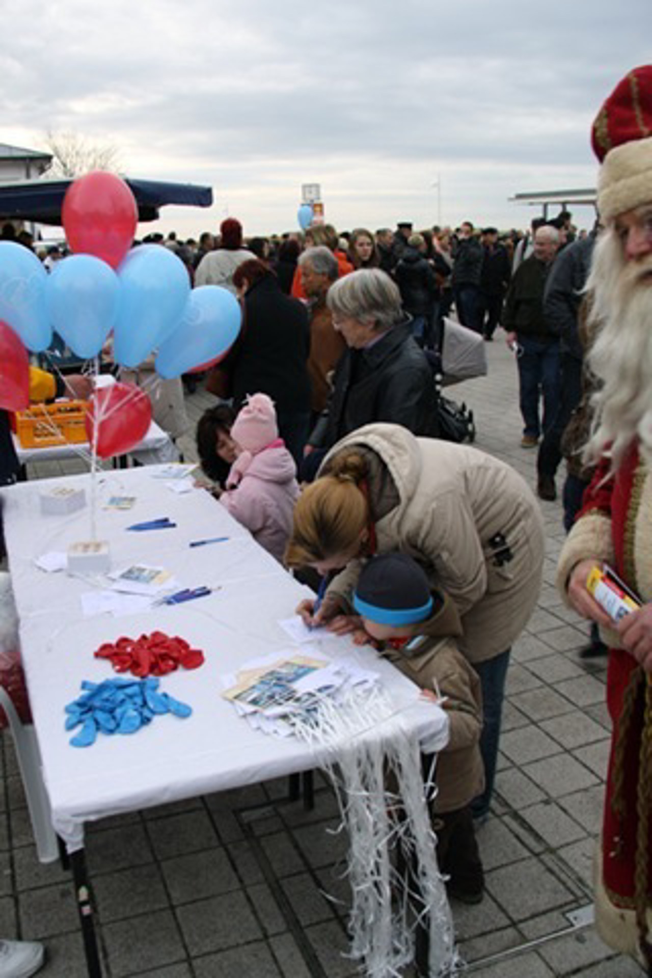 Ballonaktion zum 1. Advent am Leuchtturm Warnemünde 2009