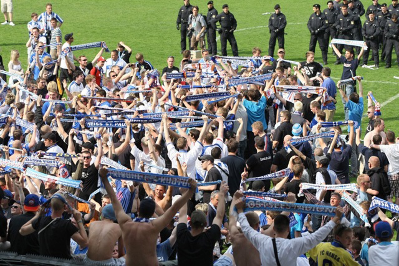 Bayern München II vs. Hansa Rostock - Fans stürmen das Grün